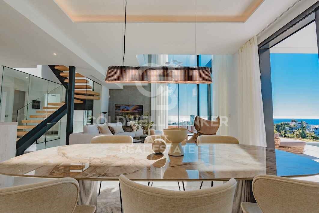 Magnifiques maisons de ville nouvellement construites avec des vues spectaculaires à Marbella