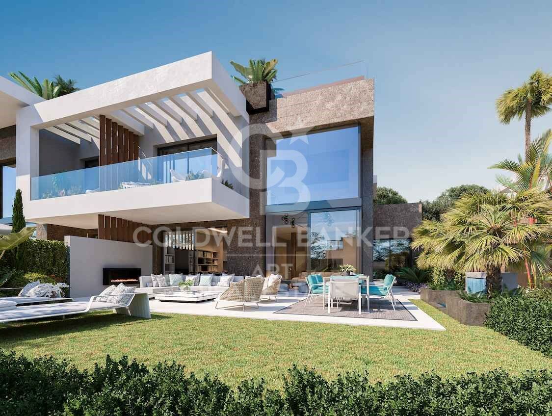 Magnifiques maisons de ville nouvellement construites avec des vues spectaculaires à Marbella