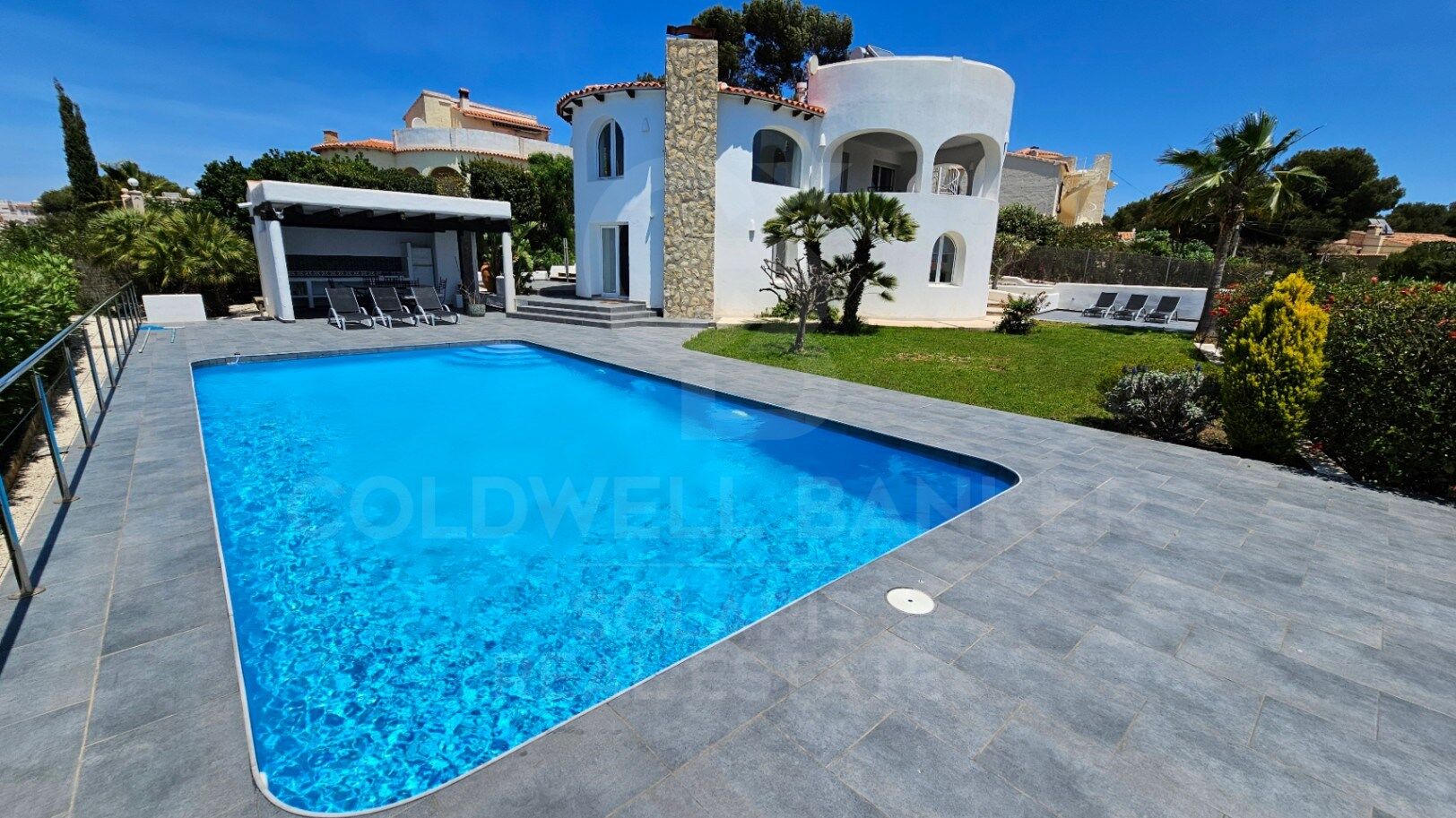 Encantadora villa de 4 dormitorios con vistas al mar en Balcón al Mar, Jávea.