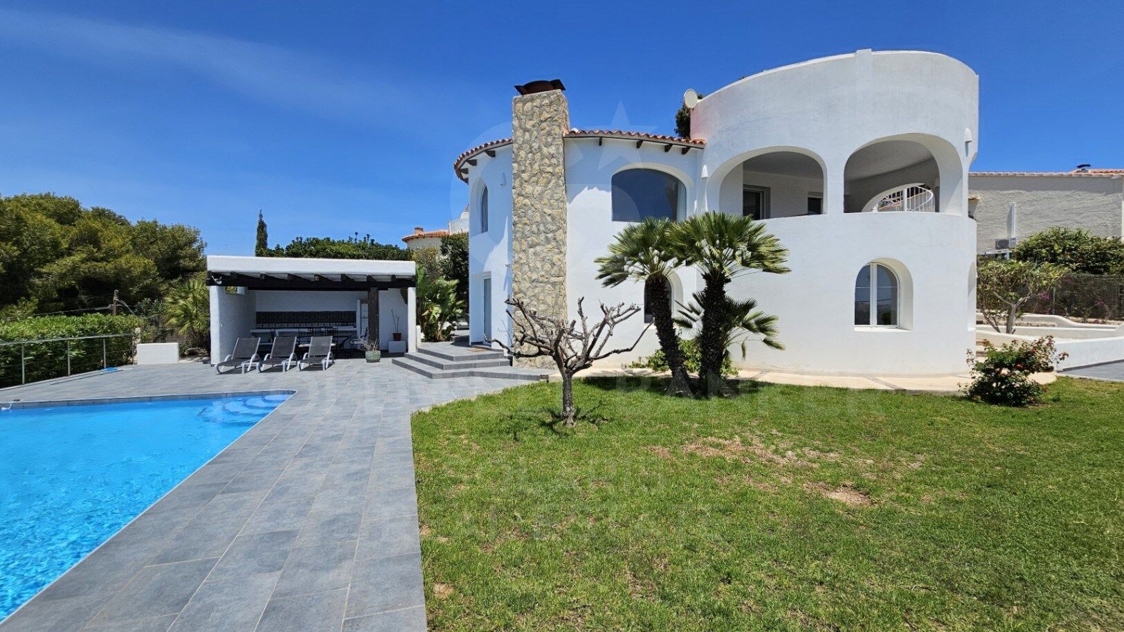 Encantadora villa de 4 dormitorios con vistas al mar en Balcón al Mar, Jávea.