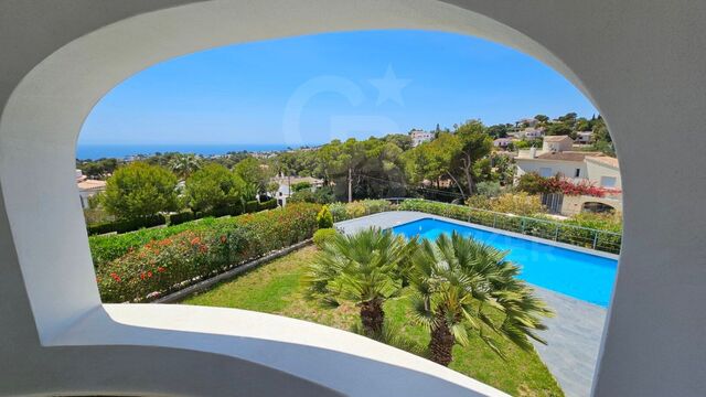 Encantadora villa de 4 dormitorios con vistas al mar en Balcón al Mar, Jávea.