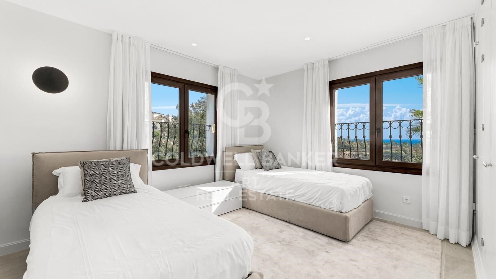 Exclusiva villa andaluza moderna con vistas panorámicas al mar y a la montaña, Selwo, Estepona
