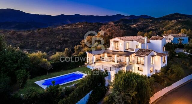Exclusiva villa andaluza moderna con vistas panorámicas al mar y a la montaña, Selwo, Estepona