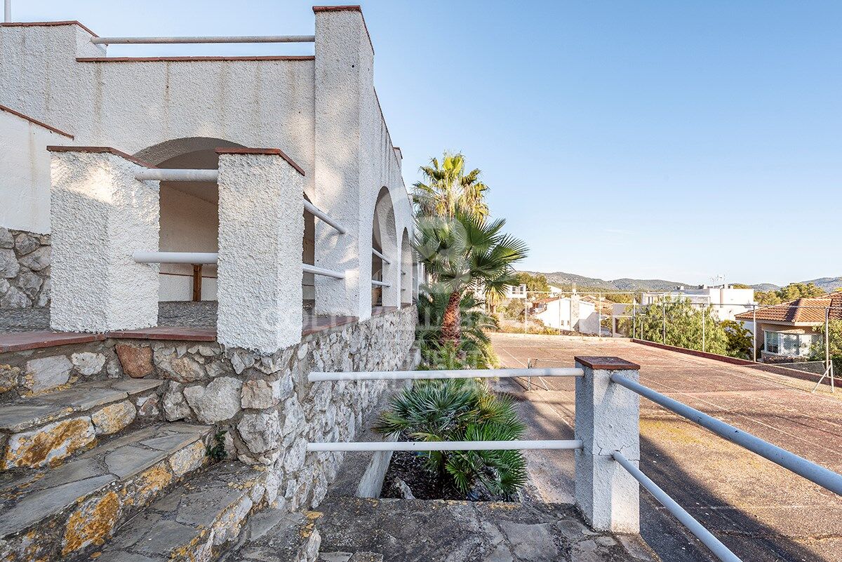 Votre refuge parfait à Sitges : Villa avec piscine, court de tennis et maison d'invités