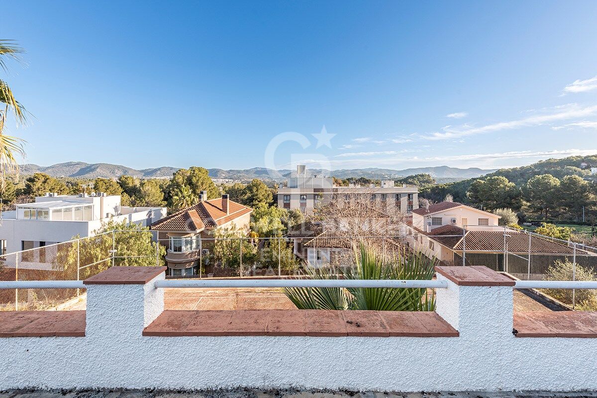 Votre refuge parfait à Sitges : Villa avec piscine, court de tennis et maison d'invités