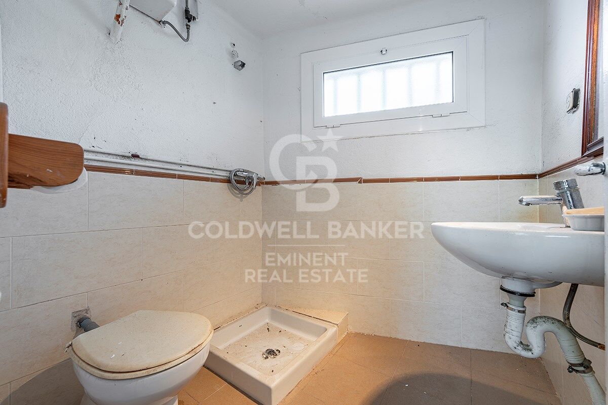 Votre refuge parfait à Sitges : Villa avec piscine, court de tennis et maison d'invités