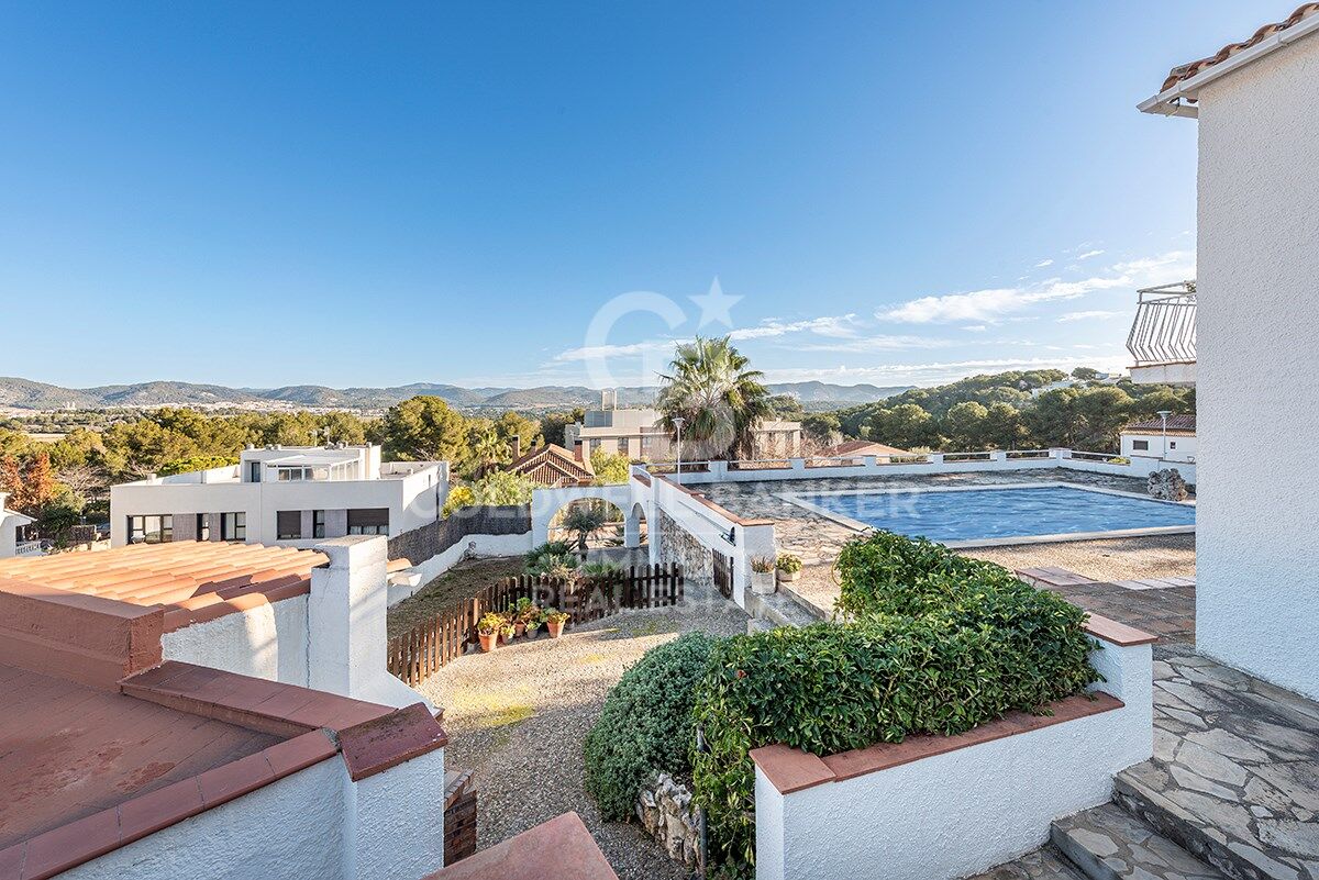 Votre refuge parfait à Sitges : Villa avec piscine, court de tennis et maison d'invités