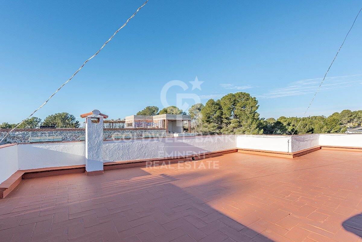 Votre refuge parfait à Sitges : Villa avec piscine, court de tennis et maison d'invités