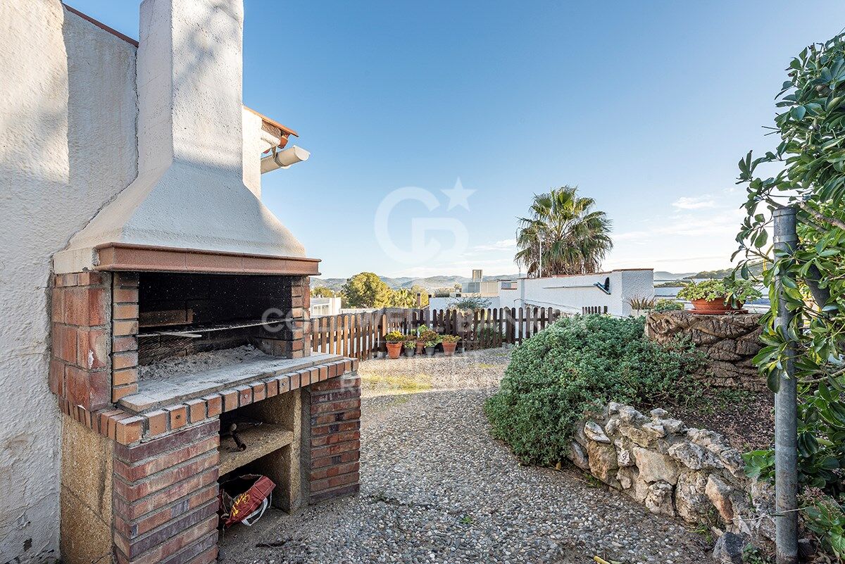 Votre refuge parfait à Sitges : Villa avec piscine, court de tennis et maison d'invités