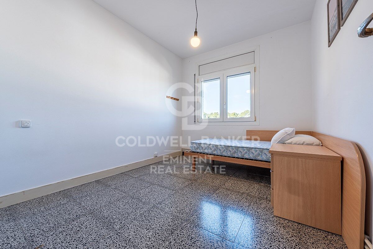 Votre refuge parfait à Sitges : Villa avec piscine, court de tennis et maison d'invités