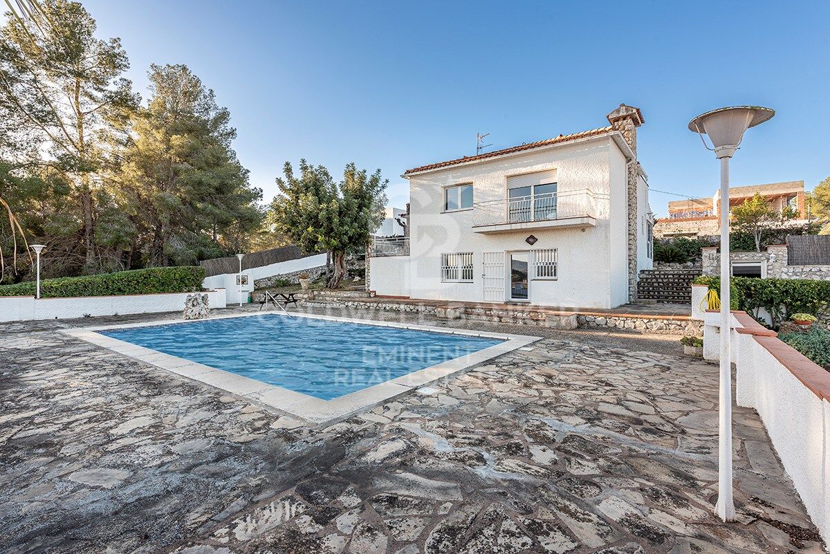 Votre refuge parfait à Sitges : Villa avec piscine, court de tennis et maison d'invités