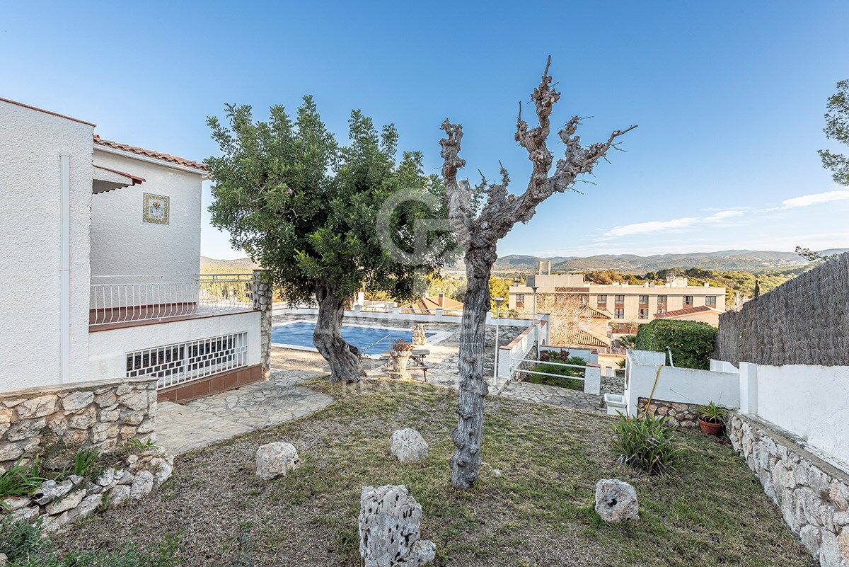 Votre refuge parfait à Sitges : Villa avec piscine, court de tennis et maison d'invités