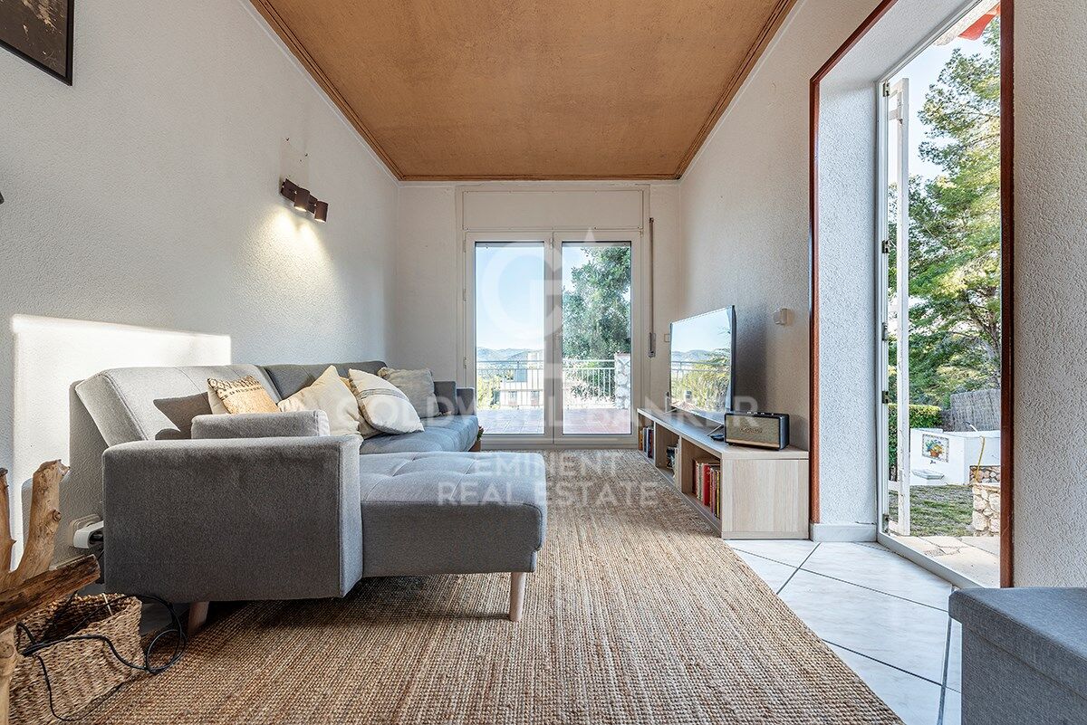 Votre refuge parfait à Sitges : Villa avec piscine, court de tennis et maison d'invités