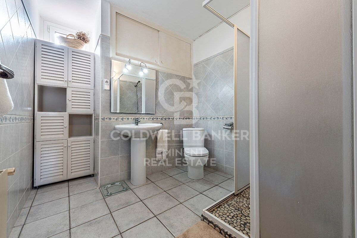 Votre refuge parfait à Sitges : Villa avec piscine, court de tennis et maison d'invités