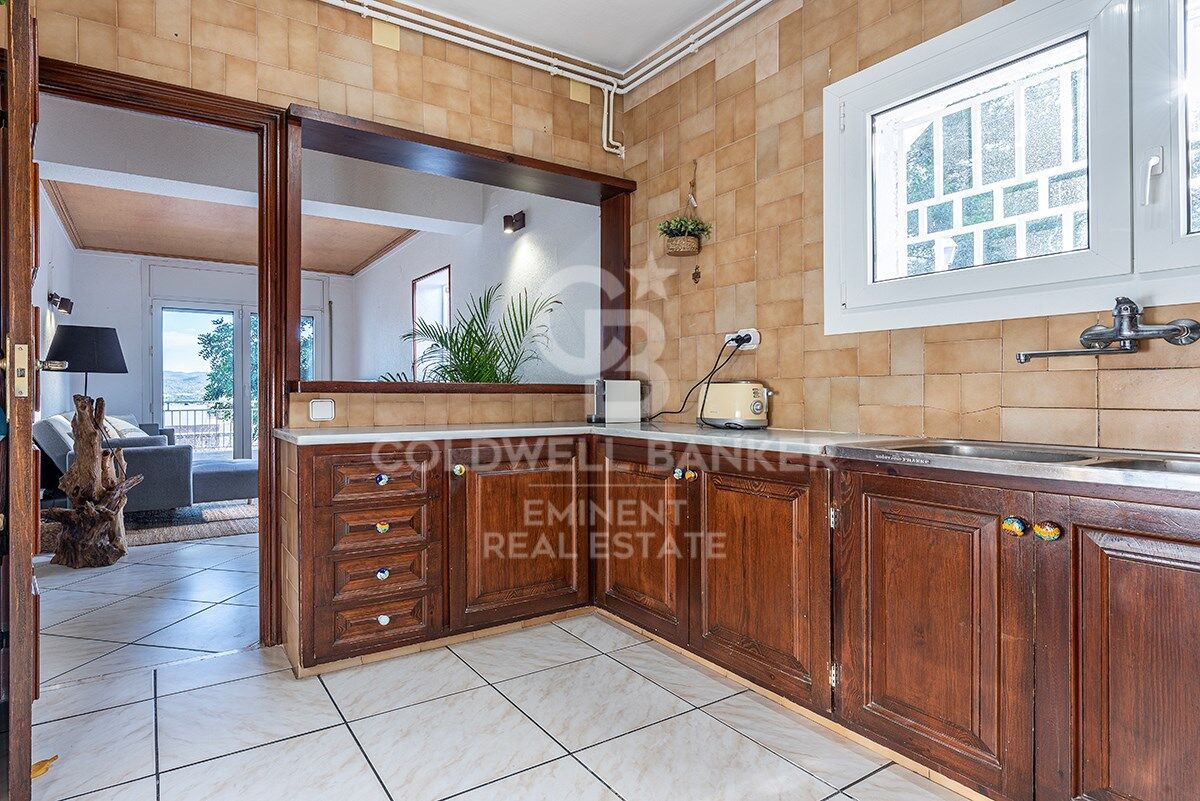 Votre refuge parfait à Sitges : Villa avec piscine, court de tennis et maison d'invités