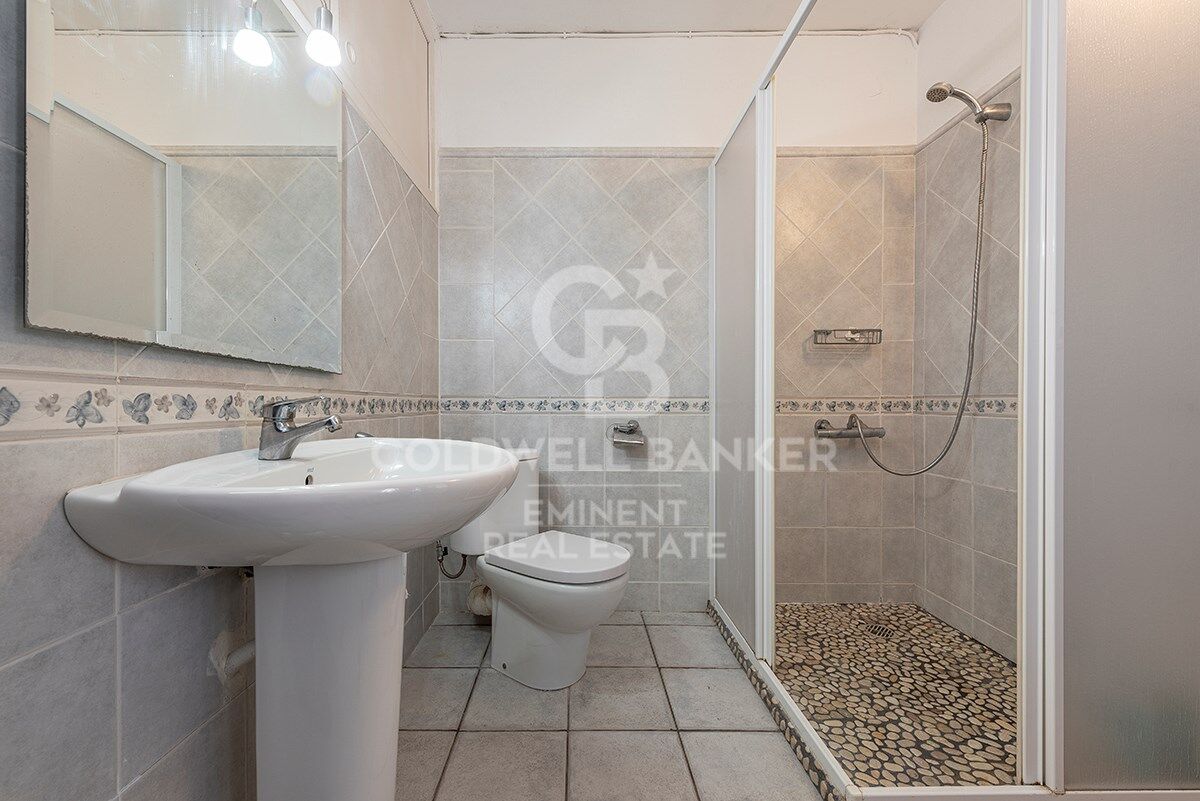 Votre refuge parfait à Sitges : Villa avec piscine, court de tennis et maison d'invités