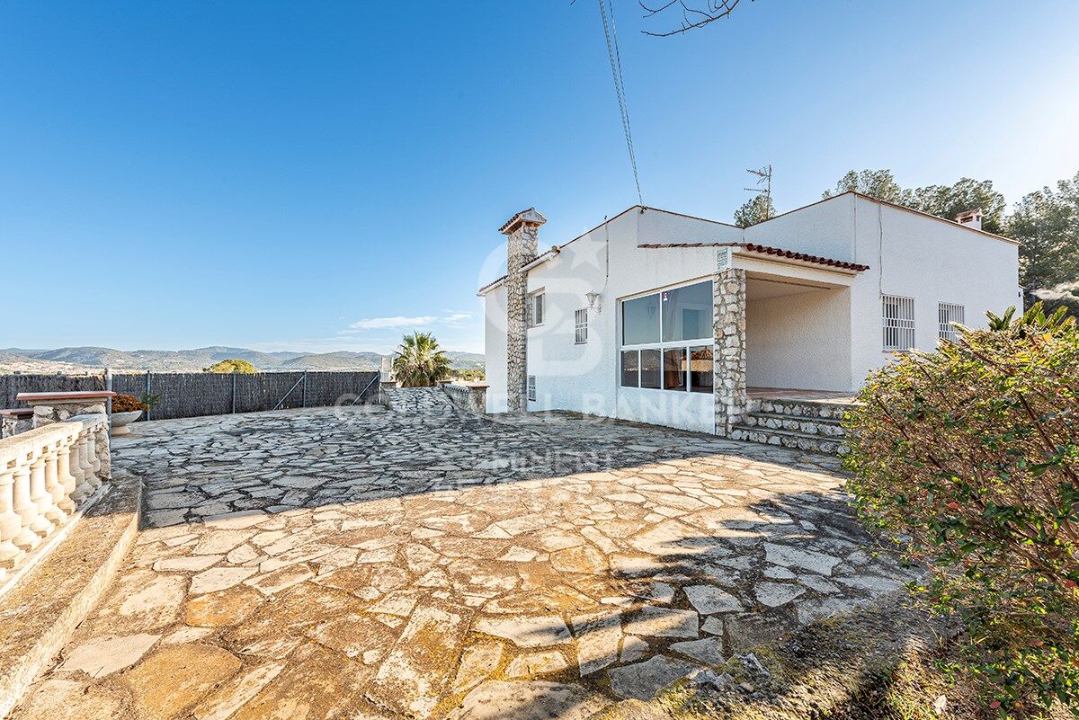 Votre refuge parfait à Sitges : Villa avec piscine, court de tennis et maison d'invités