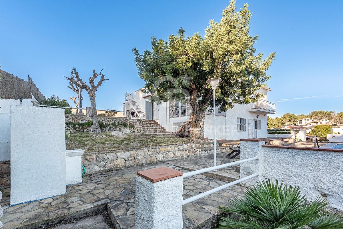 Votre refuge parfait à Sitges : Villa avec piscine, court de tennis et maison d'invités