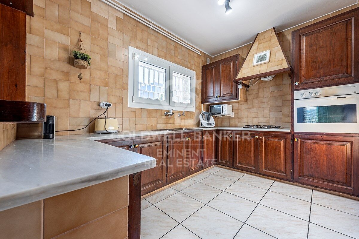 Votre refuge parfait à Sitges : Villa avec piscine, court de tennis et maison d'invités