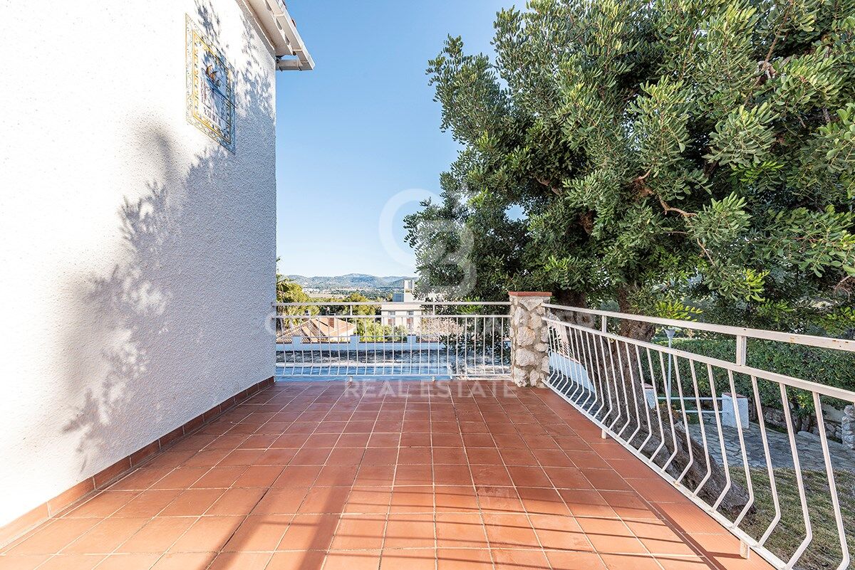 Votre refuge parfait à Sitges : Villa avec piscine, court de tennis et maison d'invités