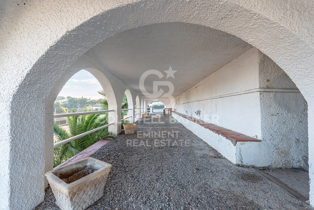 Votre refuge parfait à Sitges : Villa avec piscine, court de tennis et maison d'invités
