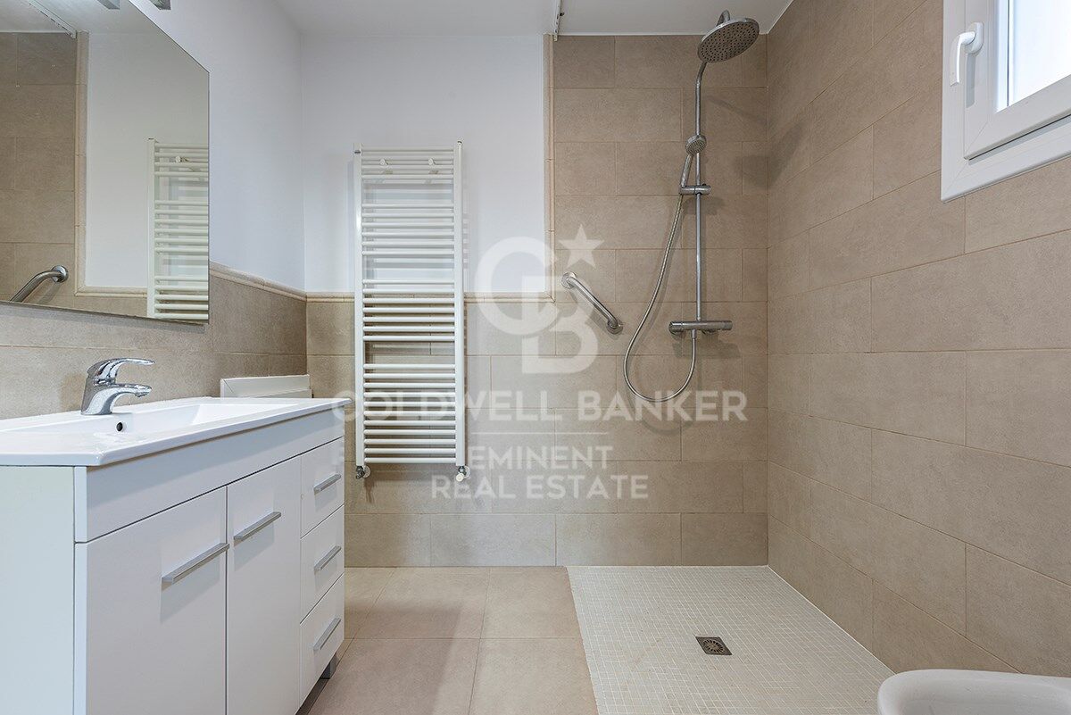 Votre refuge parfait à Sitges : Villa avec piscine, court de tennis et maison d'invités