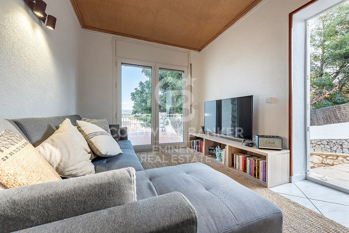 Votre refuge parfait à Sitges : Villa avec piscine, court de tennis et maison d'invités