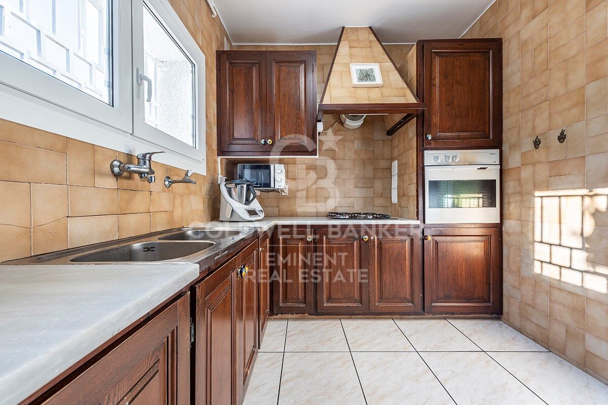 Votre refuge parfait à Sitges : Villa avec piscine, court de tennis et maison d'invités