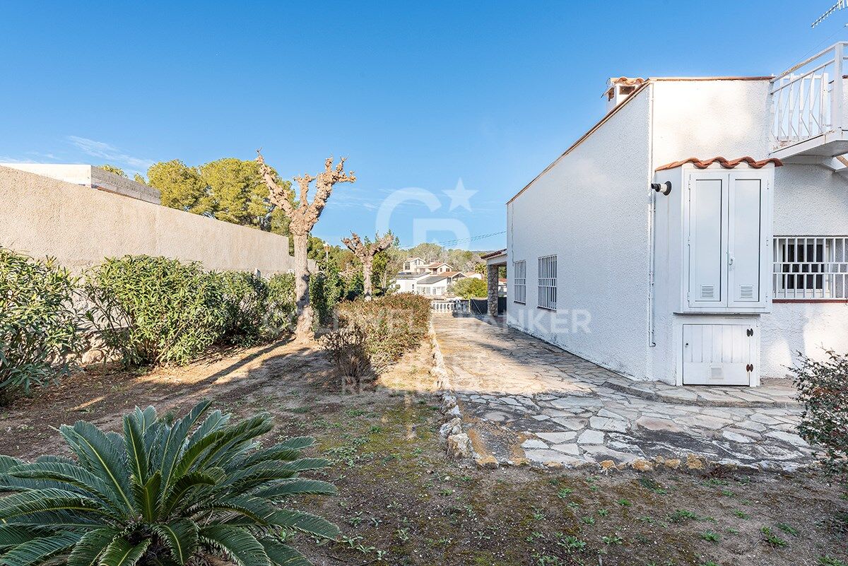Votre refuge parfait à Sitges : Villa avec piscine, court de tennis et maison d'invités