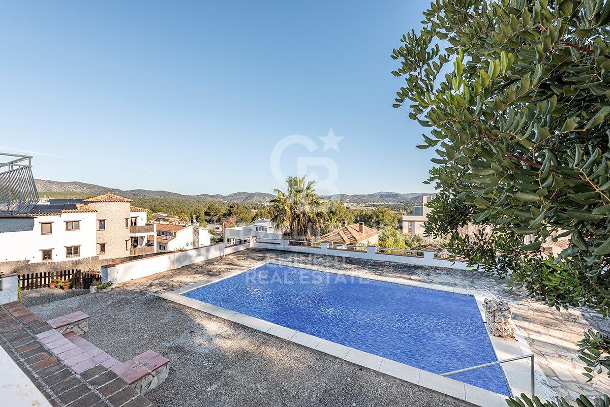 Votre refuge parfait à Sitges : Villa avec piscine, court de tennis et maison d'invités