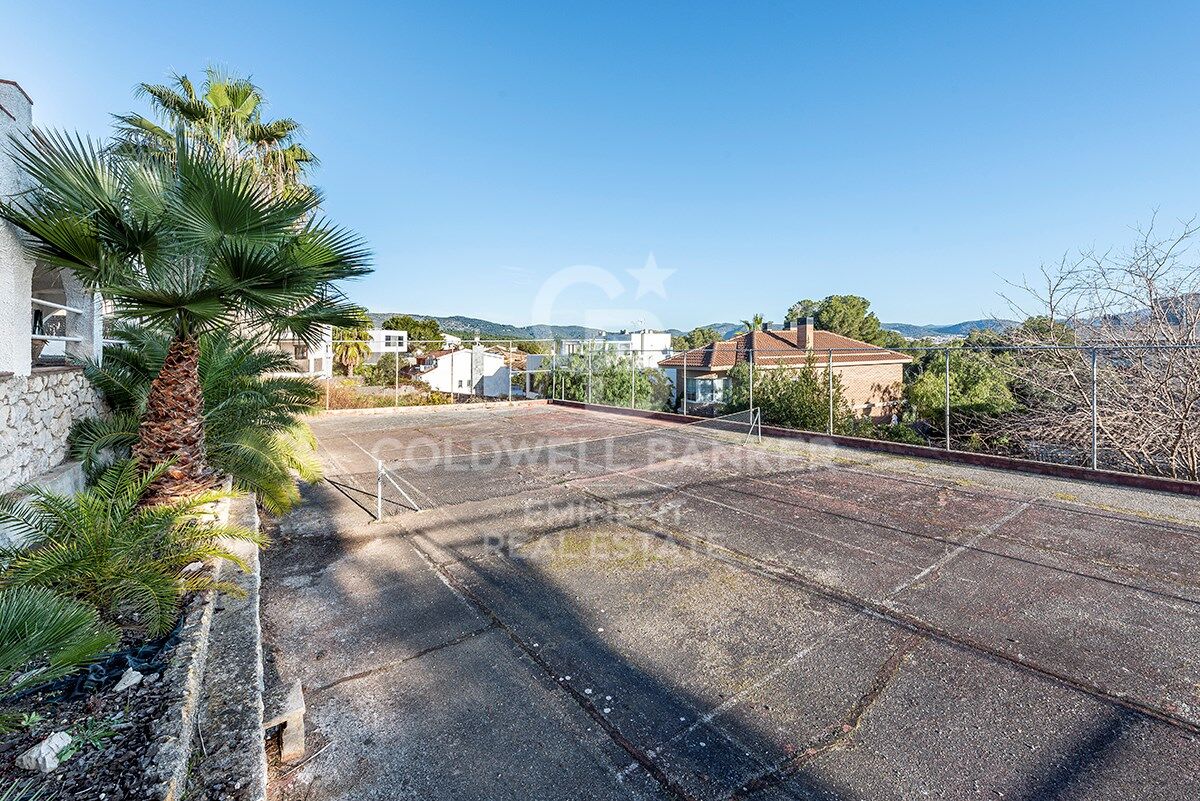 Your Perfect Retreat in Sitges: Villa with Pool, Tennis Court and Guest House