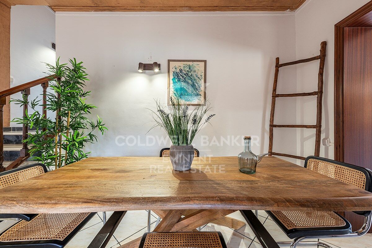 Tu refugio perfecto en Sitges: Chalet con piscina, pista de tenis y casa de invitados