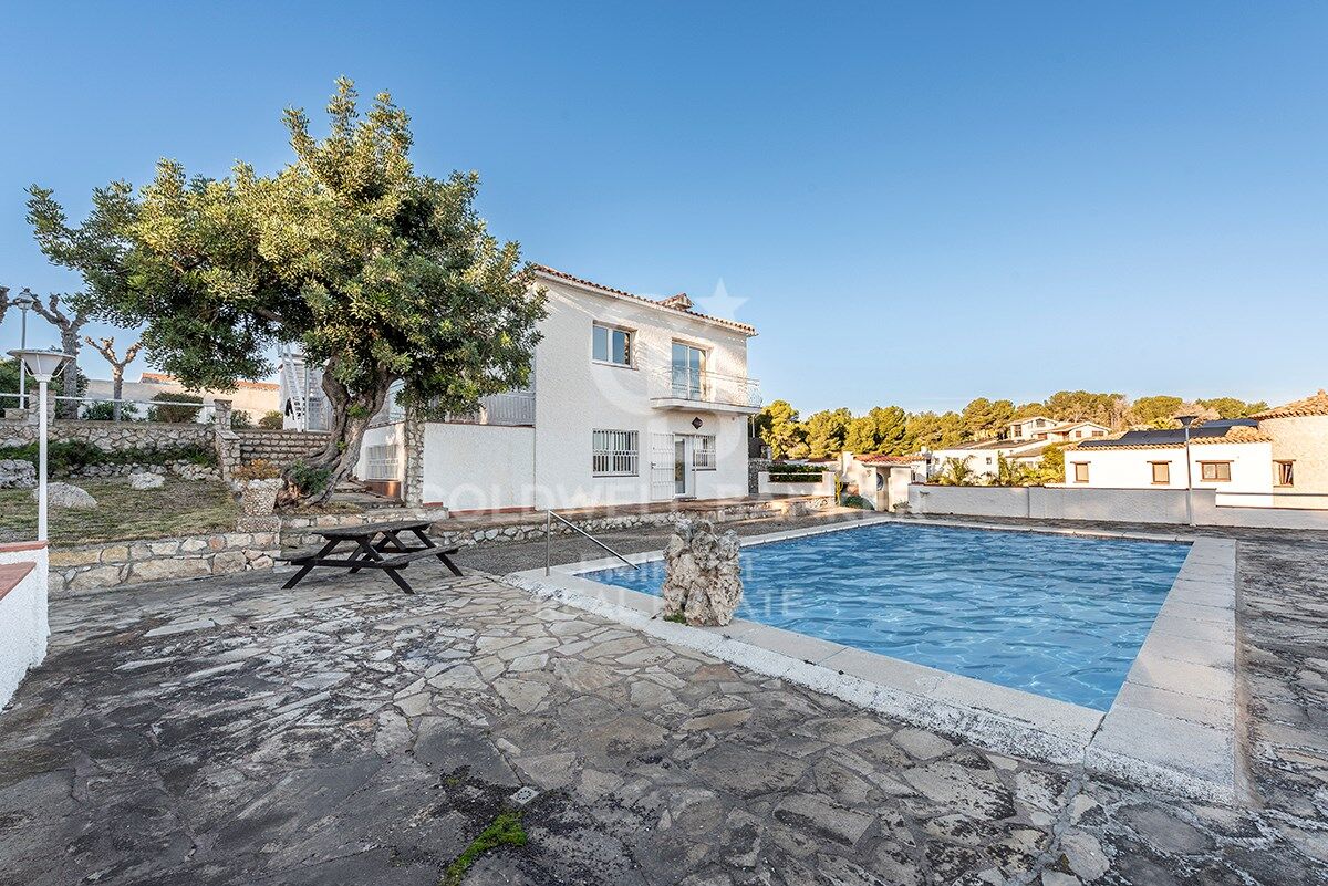 Votre refuge parfait à Sitges : Villa avec piscine, court de tennis et maison d'invités