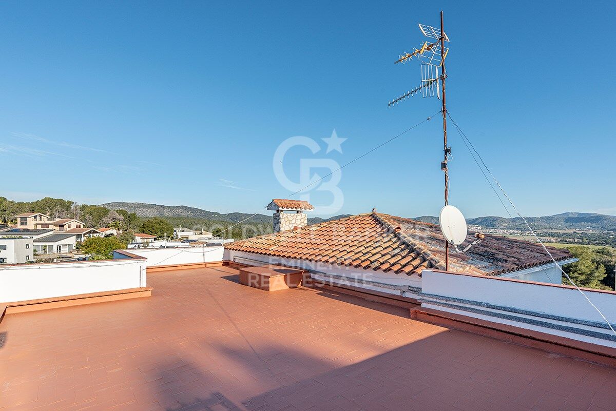 Votre refuge parfait à Sitges : Villa avec piscine, court de tennis et maison d'invités