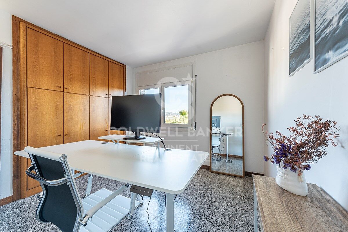 Votre refuge parfait à Sitges : Villa avec piscine, court de tennis et maison d'invités