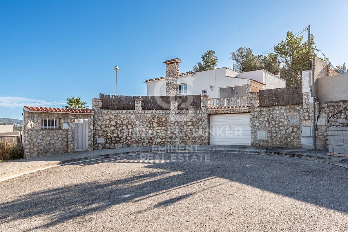 Votre refuge parfait à Sitges : Villa avec piscine, court de tennis et maison d'invités