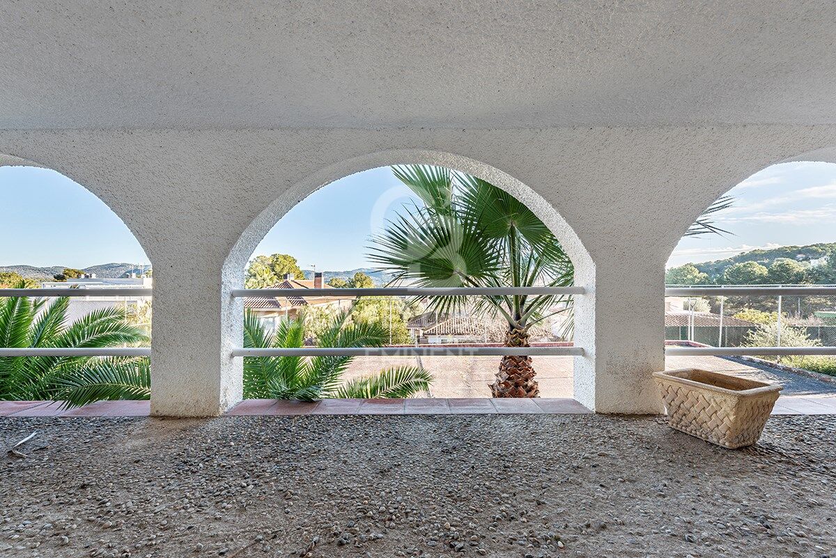 Tu refugio perfecto en Sitges: Chalet con piscina, pista de tenis y casa de invitados