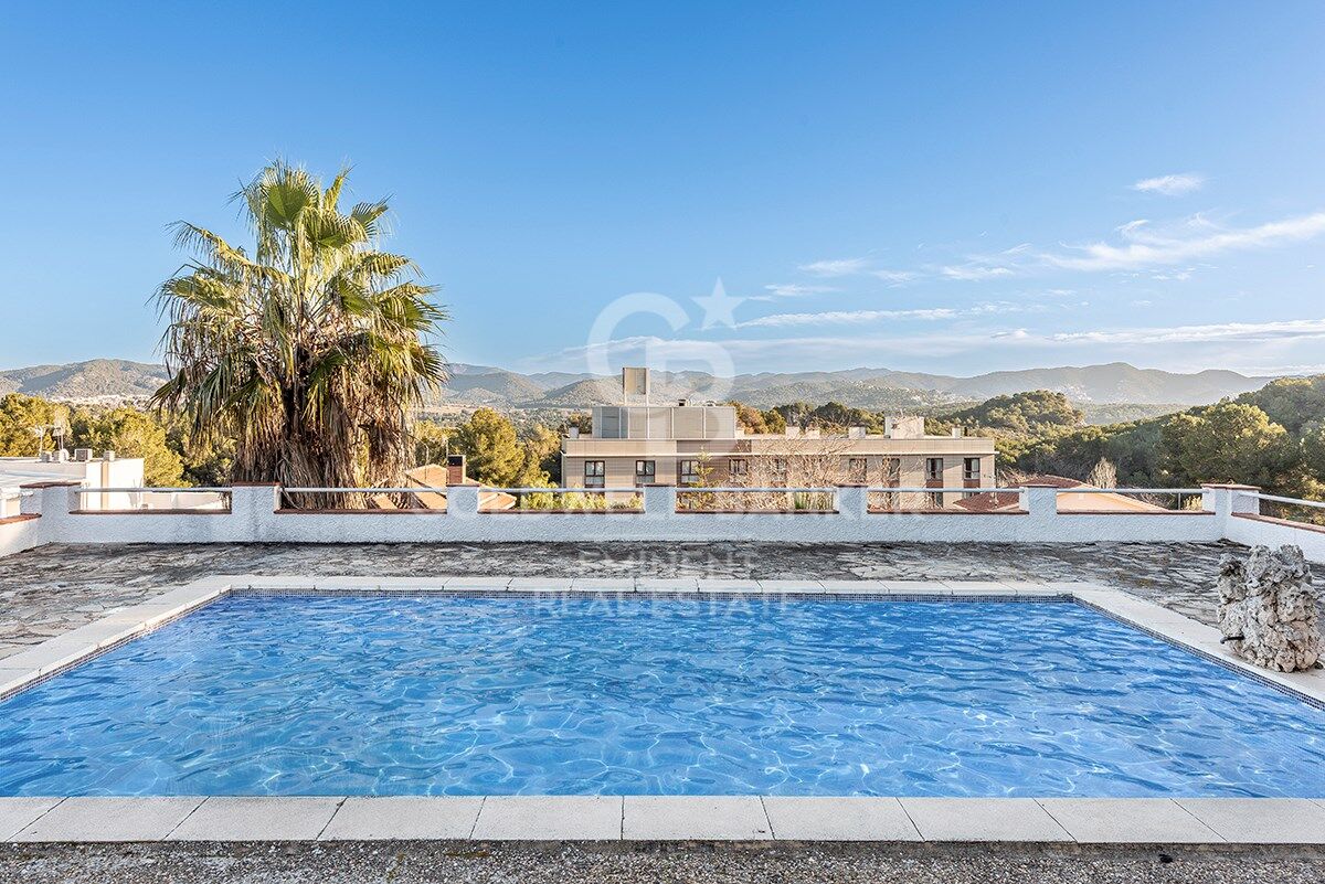 Votre refuge parfait à Sitges : Villa avec piscine, court de tennis et maison d'invités