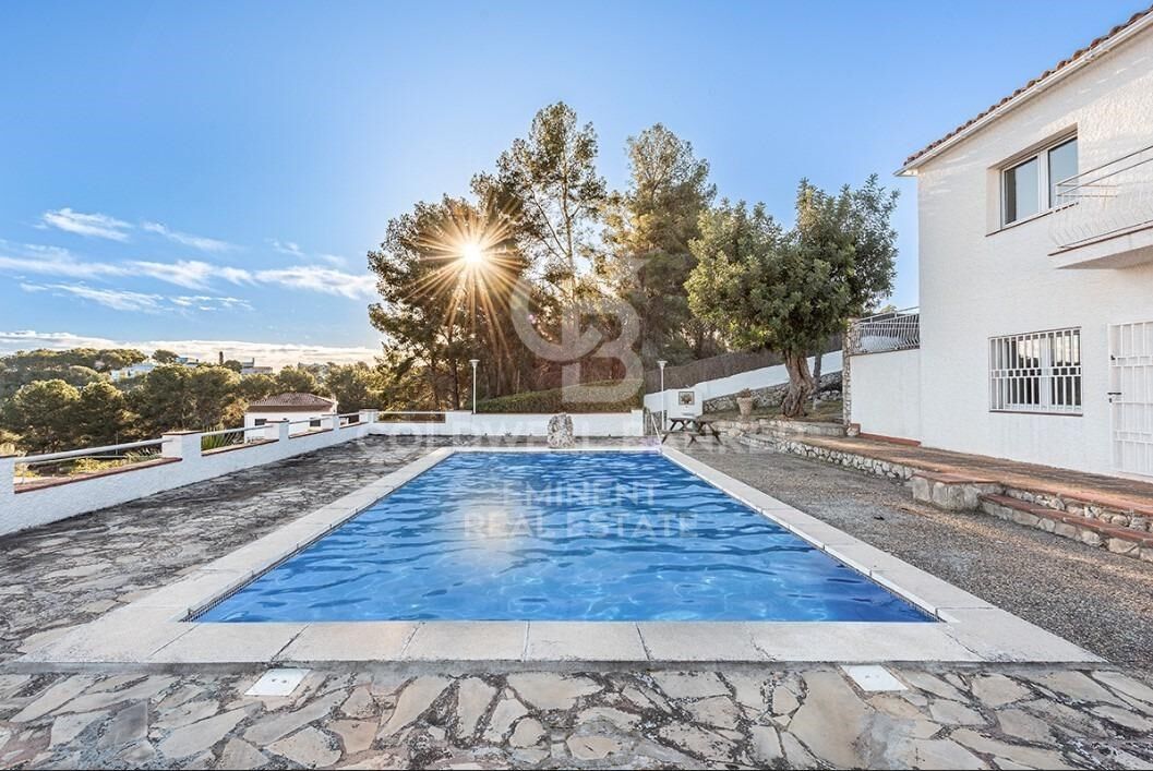 Votre refuge parfait à Sitges : Villa avec piscine, court de tennis et maison d'invités