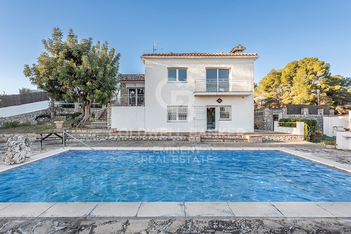 Votre refuge parfait à Sitges : Villa avec piscine, court de tennis et maison d'invités
