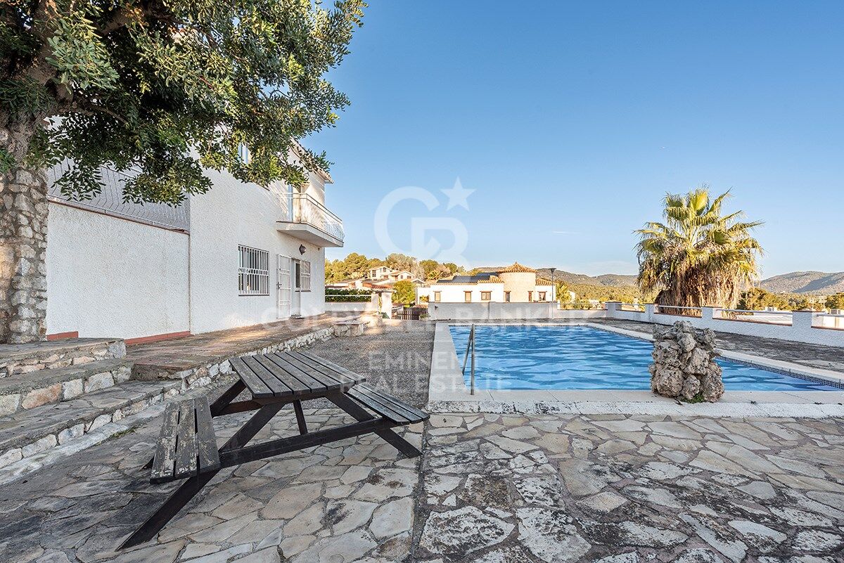 Votre refuge parfait à Sitges : Villa avec piscine, court de tennis et maison d'invités