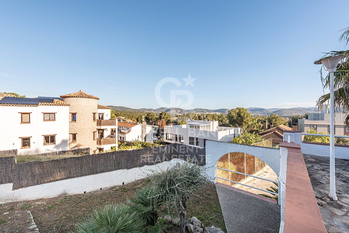 Votre refuge parfait à Sitges : Villa avec piscine, court de tennis et maison d'invités