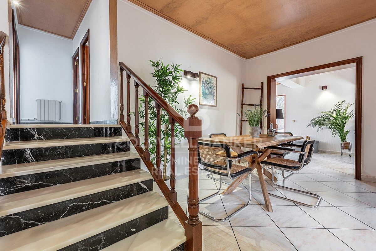 Ihr perfekter Rückzugsort in Sitges: Villa mit Pool, Tennisplatz und Gästehaus