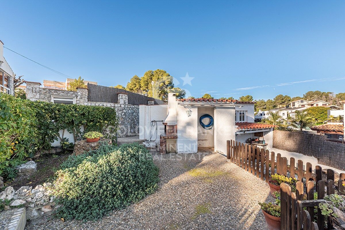 Ihr perfekter Rückzugsort in Sitges: Villa mit Pool, Tennisplatz und Gästehaus