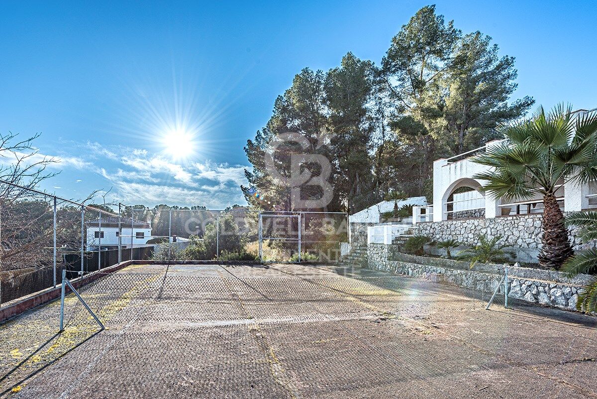Your Perfect Retreat in Sitges: Villa with Pool, Tennis Court and Guest House