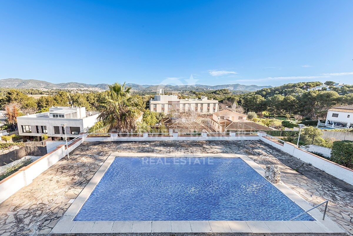 Votre refuge parfait à Sitges : Villa avec piscine, court de tennis et maison d'invités