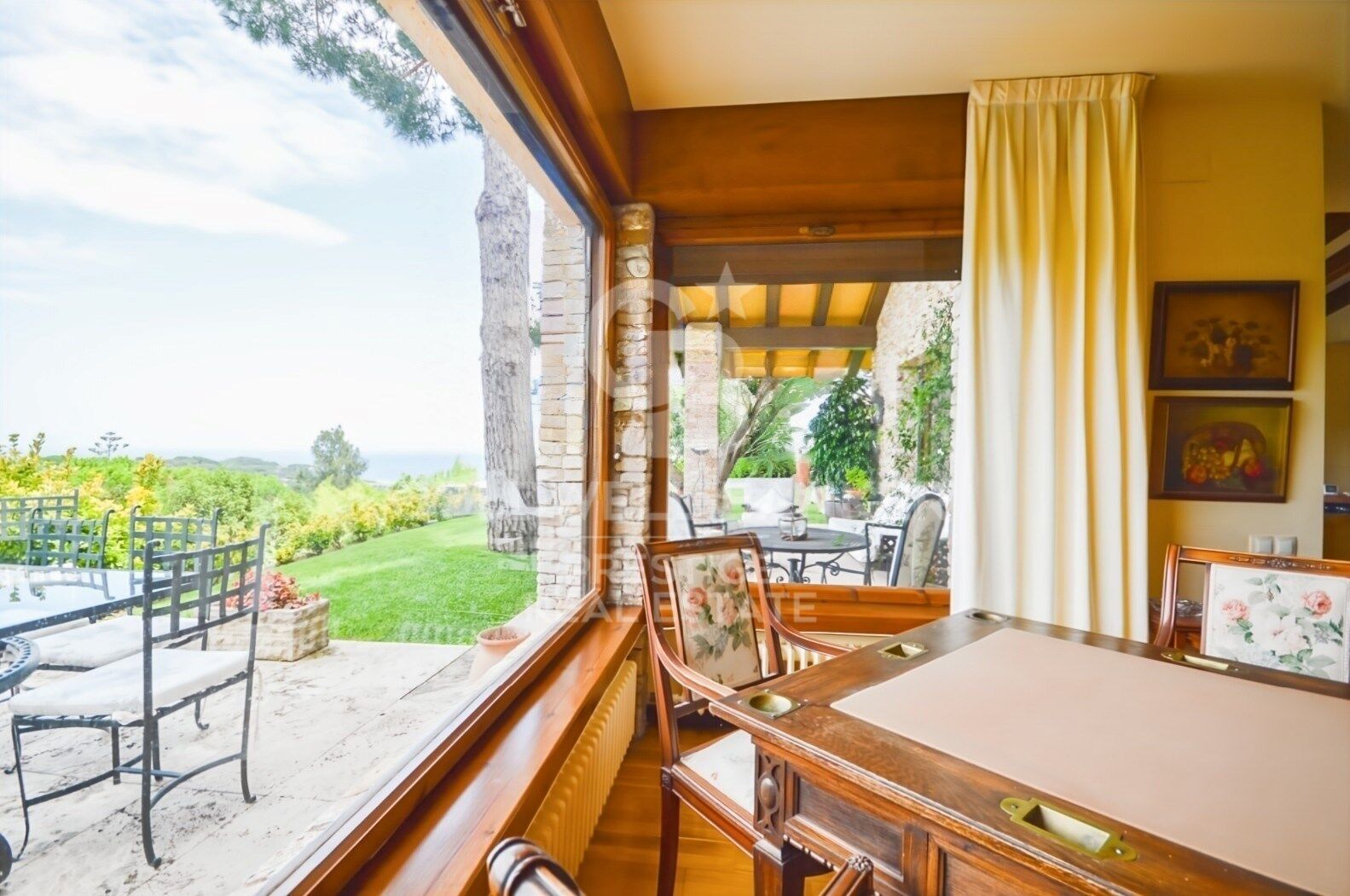 Home with Dual Living Spaces in a Prime Location