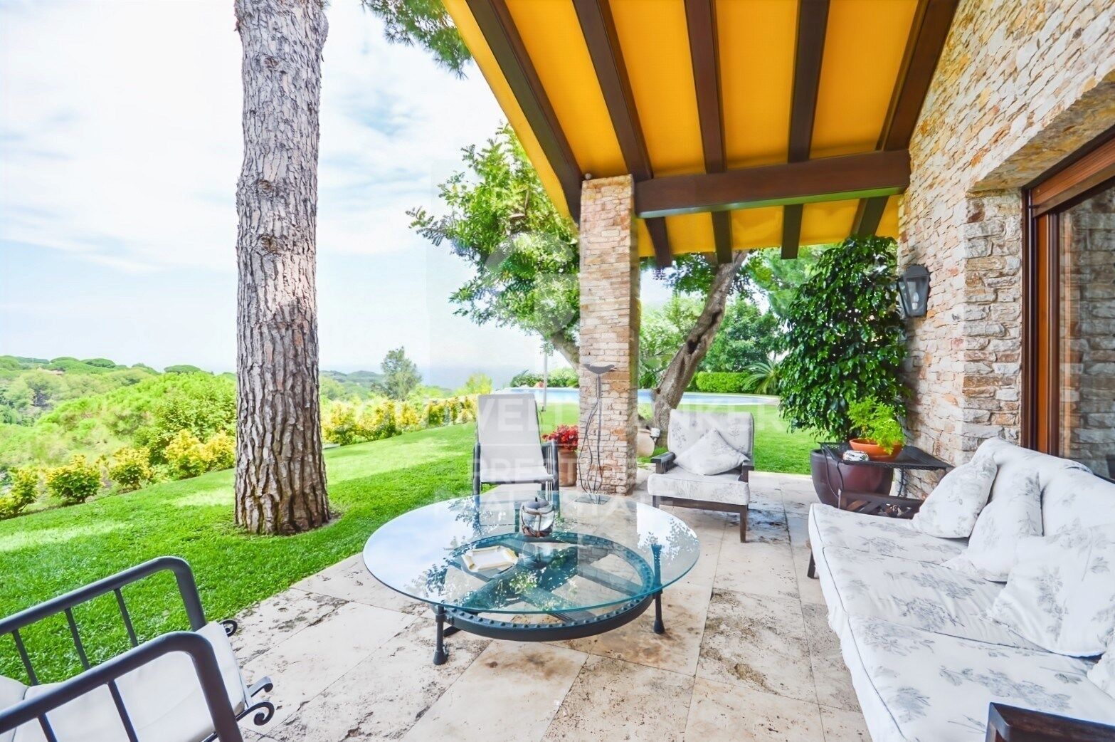 Home with Dual Living Spaces in a Prime Location