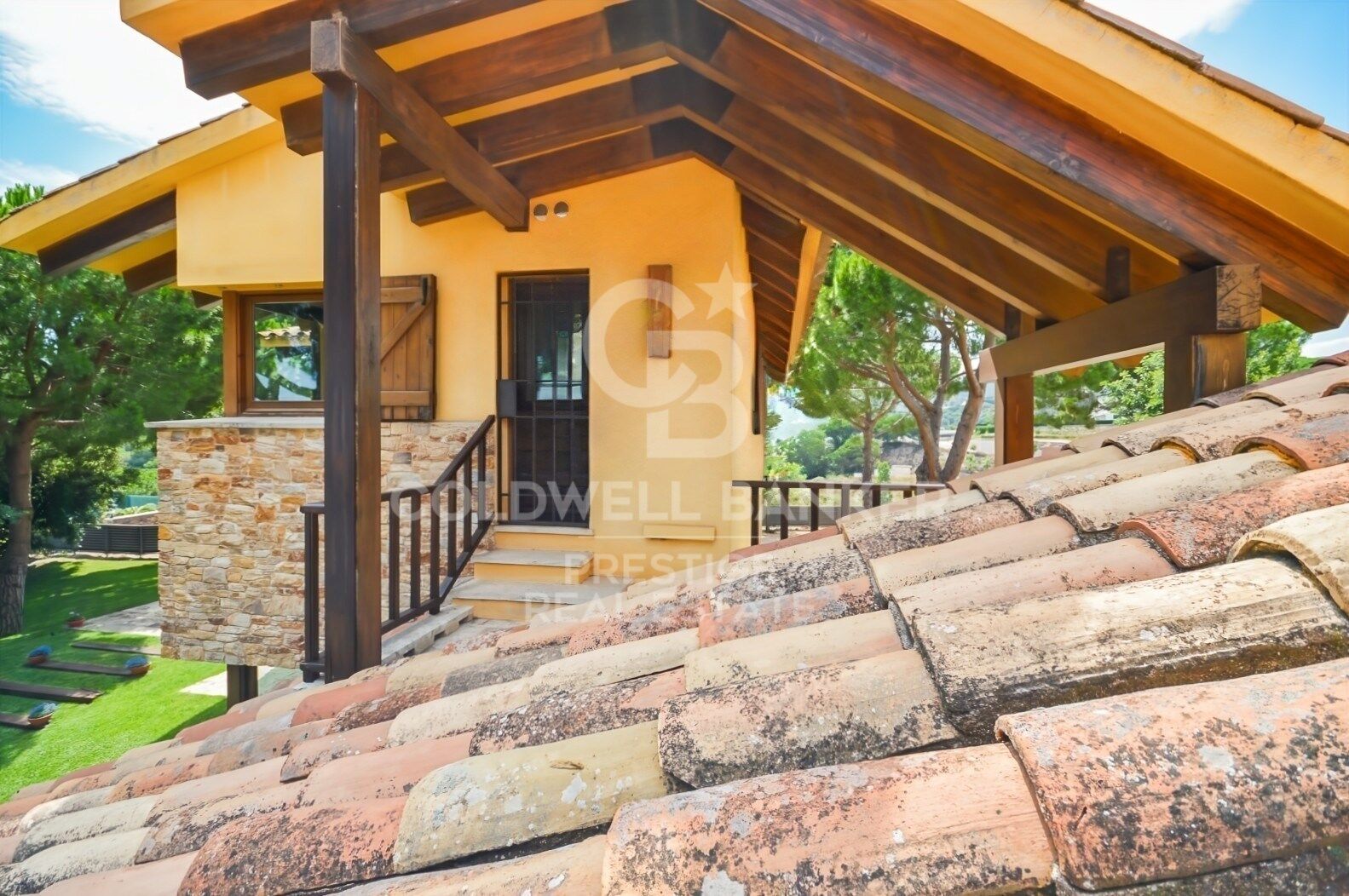 Home with Dual Living Spaces in a Prime Location