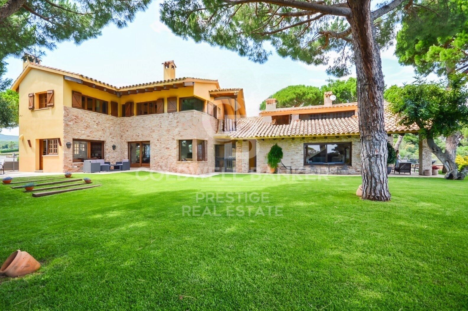 Home with Dual Living Spaces in a Prime Location